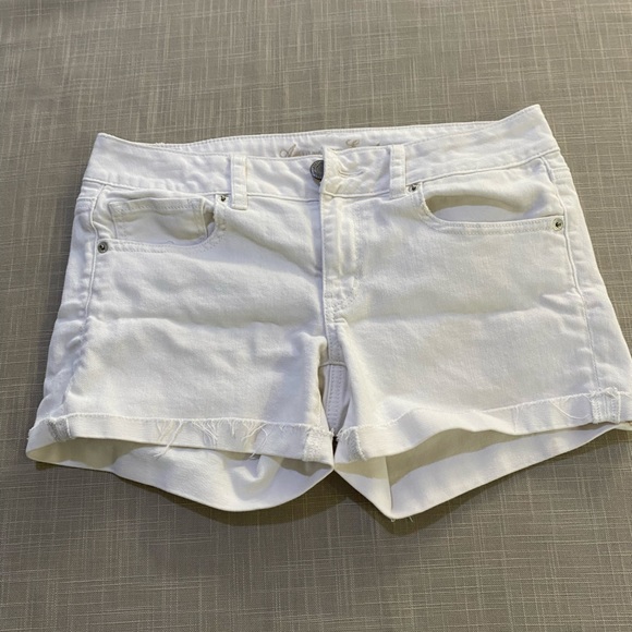 American Eagle Women’s Shorts in white. Women’s size 8 - Picture 14 of 16